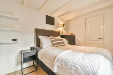 Kocaman yumuşak yataklı tavan arası.