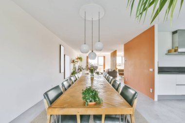 Uzun bir masası olan muhteşem bir yemek salonu.