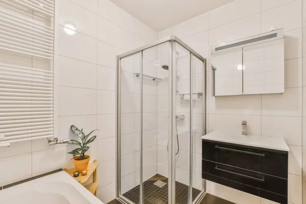 Светлая и стильная ванная комната с душем — стоковое фото