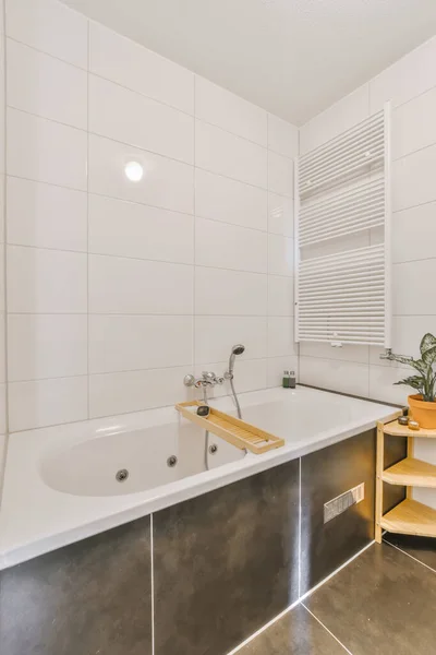 Красива ванна кімната з великою ванною — стокове фото