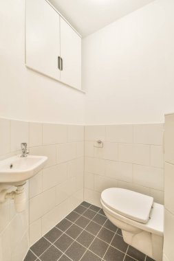 Küçük temiz tuvalet.