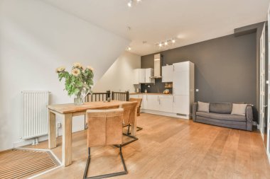 Geniş yemek odası.