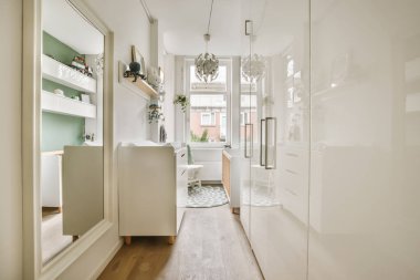 Beyaz sandıklı rahat bir oda.