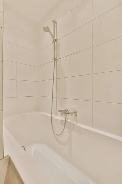 Útulná velká vana ve stylové koupelně — Stock fotografie