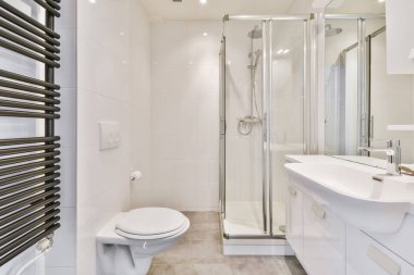 Büyük lavabosu ve aynası olan göz kamaştırıcı şık bir banyo.