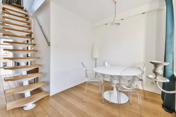 Verbluffende stijlvolle eetkamer met witte ronde tafel — Stockfoto