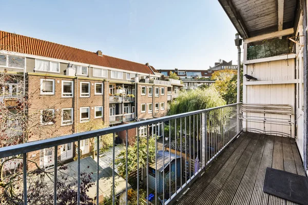 Balkon mit Metallgeländer — Stockfoto