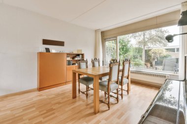 Geniş yemek odası.