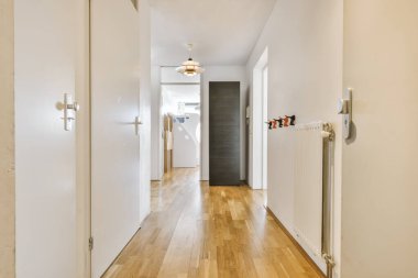 Beyaz duvarlı rahat koridor