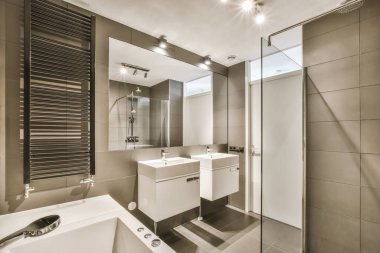 Gri tonlarda rahat ve şık bir banyo.