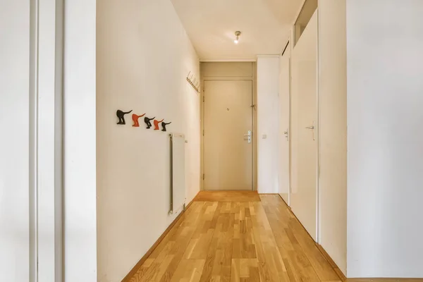 Cozy corridor with white walls — Stock Photo, Image