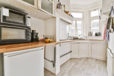 Ahşap atölyesi ve fırını olan rahat bir mutfak.