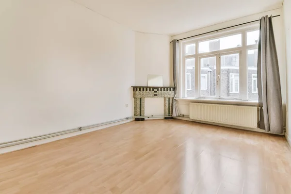 Schöne helle Zimmer mit einem Holzfenster — Stockfoto