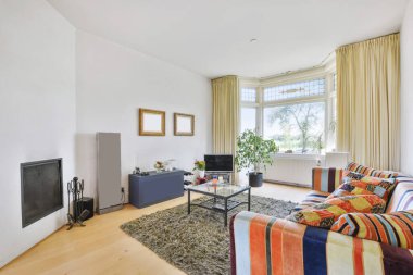 Çekici bir oturma odası ve parlak bir kanepesi var.