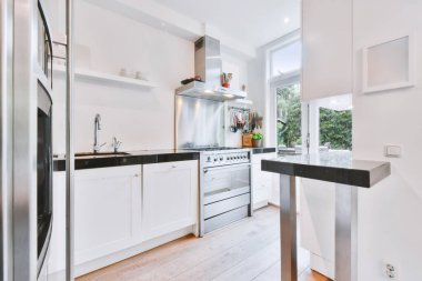 Siyah tezgahı olan büyüleyici bir mutfak.