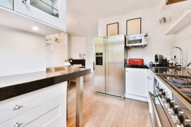 Siyah tezgahı olan büyüleyici bir mutfak.