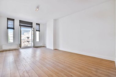 Kapısı ve parke zemini olan boş bir oda.