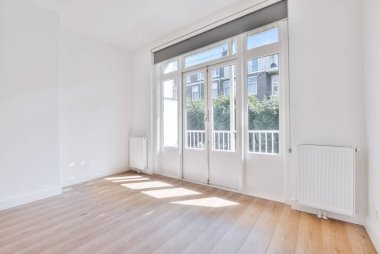 Büyük pencereli güzel bir oda.