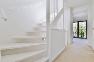 Merdiveni olan boş bir koridor