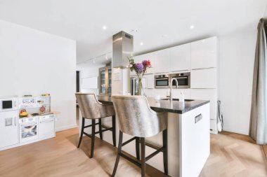 Mermer tezgahlı şık bir mutfak.