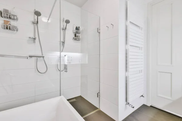 シャワー付きの素敵な雪の白いバスルーム — ストック写真