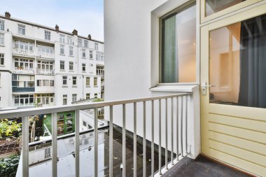 Küçük, rahat bir balkon.