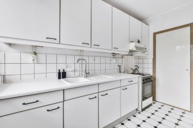 Asılı dolabı olan güzel bir mutfak.