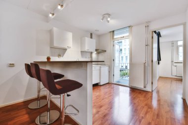 Kar beyazı mutfak takımı olan minimalist bir mutfak.