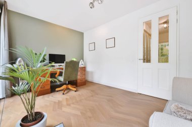 Ahşap masalı şık bir çalışma odası.