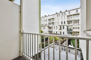 Küçük, rahat bir balkon.