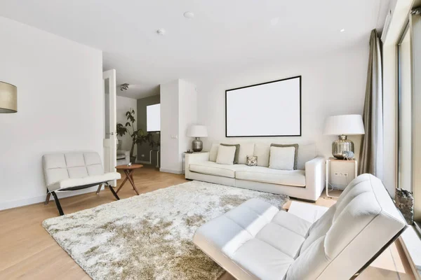 Стильная гостиная с белоснежным диваном и креслами — стоковое фото