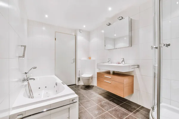 Потрясающая ванная комната с современной удобной ванной — стоковое фото