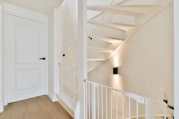 Прекрасный светлый коридор с лестницей — стоковое фото