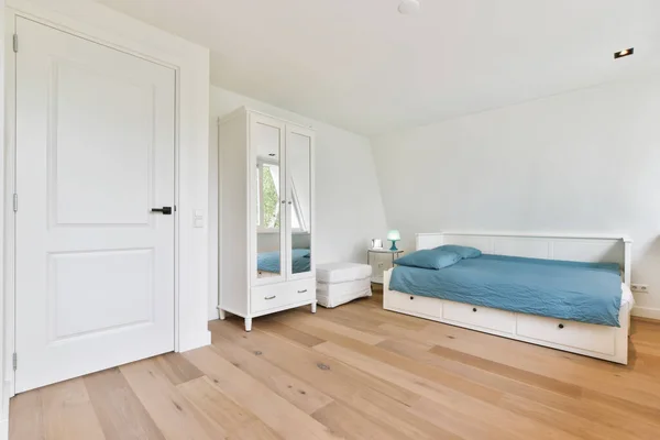 Charmant design d'une chambre avec un lit double — Photo