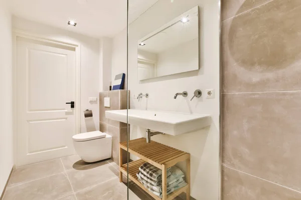 Precioso diseño de baño con lavabo grande — Foto de Stock