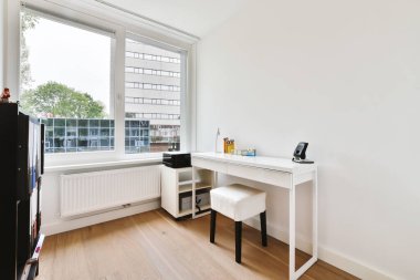 Geniş pencereli güzel bir çalışma odası tasarımı.