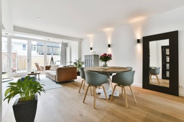 Güzel bir oturma odası ve yemek odası.