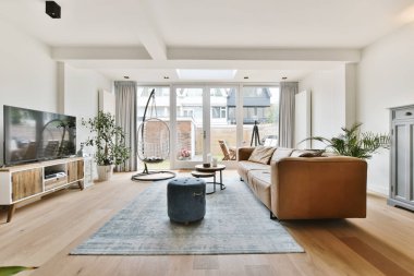 Kahverengi kanepeli güzel bir oturma odası.