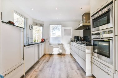 Siyah tezgahlı çarpıcı bir mutfak.