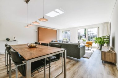 Tasarımcı avizeleriyle göz kamaştırıcı bir yemek odası.