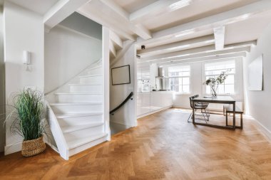 Bir vazo çiçekli şık bir yemek odası.