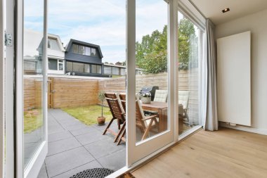 Açık kapısı olan güzel bir oda.