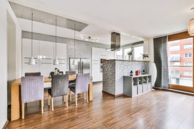 Yumuşak gri sandalyeleri olan güzel bir yemek odası.