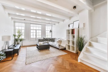 Gri kanepeli şık bir oturma odası.