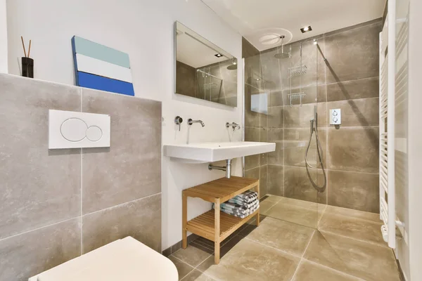 Прекрасний дизайн ванної кімнати з великою раковиною — стокове фото