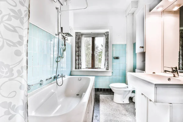 Niesamowita łazienka z niebieskimi płytkami — Zdjęcie stockowe