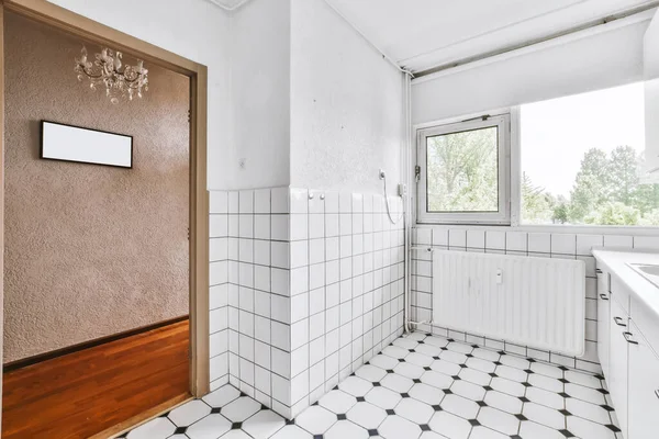 아름다운 방에 타일로 된 바닥 이 있다 — 스톡 사진