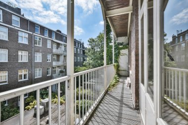 Çekici, uzun, dar balkon