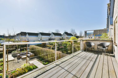 Ahşap zeminli çarpıcı balkon.