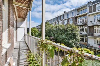 Çekici, uzun, dar balkon